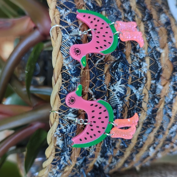 NWT/IP: (unbranded) 🦆👔🎩👞🪿 FASHION DUCK🪿👞🎩👔🦆acrylic dangle earrings - Picture 6 of 6